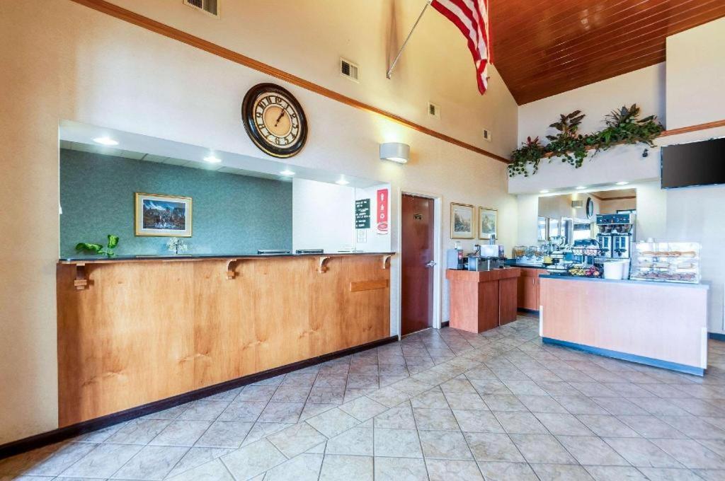 Middletown Econo Lodge Inn & Suites מראה חיצוני תמונה