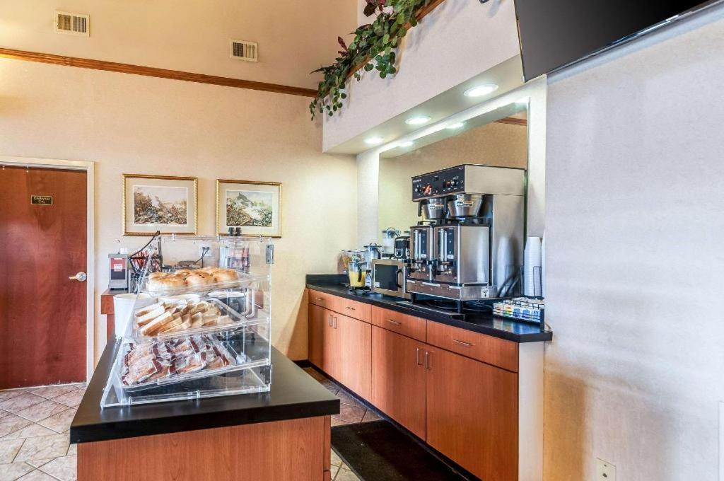 Middletown Econo Lodge Inn & Suites מראה חיצוני תמונה